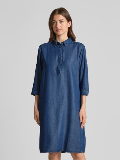 Frauenmodel trägt Knielanges Jeanskleid mit kurzer Knopfleiste von Milano Italy aus Lyocell, Straight Fit, Kentkragen, 3/4-Arm, Knielänge, Ganzkörperansicht von vorne.