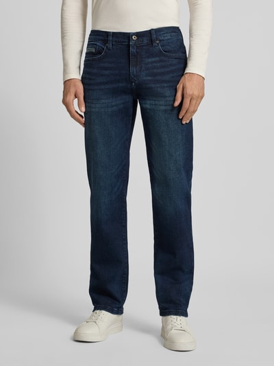 Männermodel trägt Regular Fit Jeans mit Eingrifftaschen von MCNEAL aus Baumwoll-Elasthan-Mix in dunkelblau, Ganzkörperansicht von vorne.