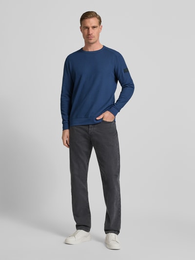 Männermodel trägt Regular Fit Langarmshirt aus Baumwoll-Mix von Tom Tailor, Optik: Unifarben, Waffel-Struktur, Ganzkörperansicht von vorne.