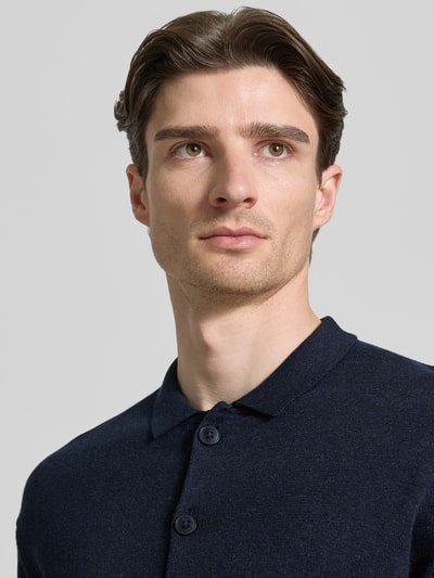 Männermodel trägt Freizeithemd mit 1/2-Arm Modell 'BELLS' von Casual Friday im Baumwoll-Lyocell-Mix, Nahaufnahme Oberkörper.