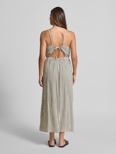 Frauenmodel trägt gestreiftes Midikleid aus reiner Viskose Modell 'Marrakech' von ICHI mit Rückenausschnitt, tailliert, Ganzkörperansicht Rückansicht