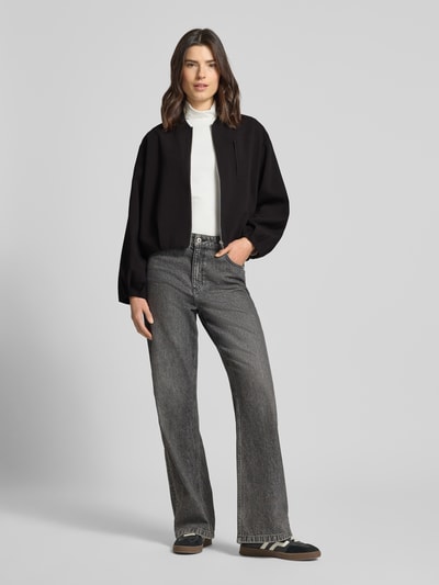 Frauenmodel trägt Blouson mit Stehkragen Modell 'Necily' von Someday im Elastischer-Material-Mix mit Viskose-Anteil, Ganzkörperansicht von vorne.