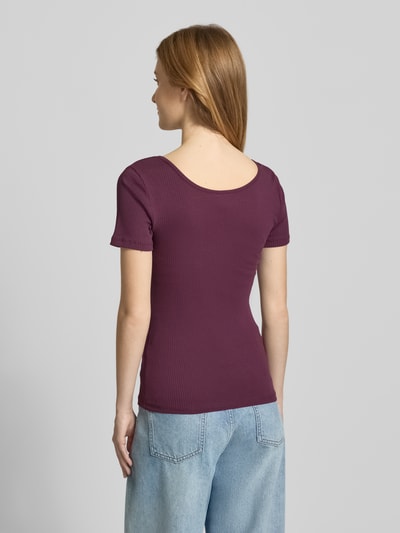 Frauenmodel trägt figurnahes, violettes Damen T-Shirt aus Baumwoll-Mix Modell 'KITTE' von Pieces, Ganzkörperansicht Rückansicht, Damen T-Shirt von Pieces.