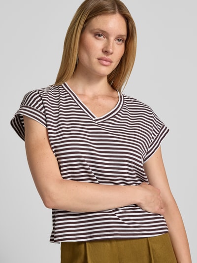 Frauenmodel trägt T-Shirt mit V-Ausschnitt von zero, Baumwoll-Mix mit Stretch-Anteil, Blockstreifen, Regular Fit, Nahaufnahme Oberkörper.