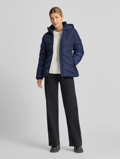 Vrouwenmodel draagt Regular fit jack in stiksels look Model 'Synria' van Cars Jeans in donkerblauw met capuchon, steekzakken, ritssluiting, Ruglengte maat S: 65 cm, schouderbreedte: 42 cm, borstwijdte: 50 cm, mouwlengte: 70 cm, Ganzichaansicht van voren.