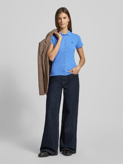 Frauenmodel trägt Poloshirt mit Knopfleiste von Polo Ralph Lauren im Baumwoll-Elasthan-Mix, Slim-Fit, Label-Stitching, Ganzkörperansicht von vorne.