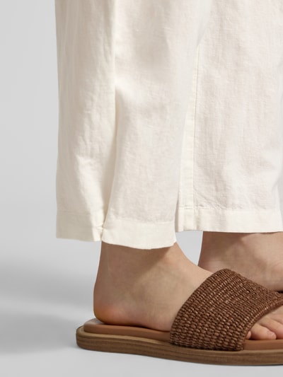 Frauenmodel trägt Regular Fit Leinenhose aus Leinen-Baumwolle-Mix von Marc O'Polo Denim, Optik: Unifarben, Detailaufnahme Knöchel.