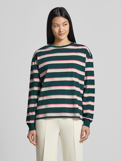 Frauenmodel trägt Regular Fit T-Shirt aus reiner Baumwolle von Jake*s Casual mit grünen, beigen und rosafarbenen Streifen, Ganzkörperansicht von vorne.