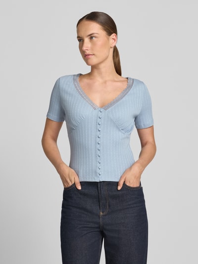 Frauenmodel trägt T-Shirt mit Spitzenbesatz und Knopfleiste von Jake*s Casual, hellblau, Slim-Fit, Material-Mix mit Stretch-Anteil, Ganzkörperansicht von vorne.
