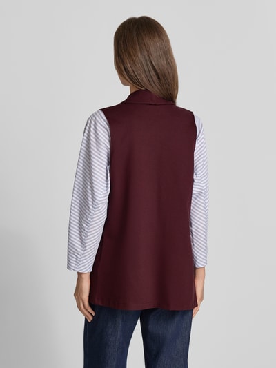 Vrouwenmodel draagt bodywarmer van Viscosemix met stretch, straight fit, sjaalkraag, klepzakken Model 'Am44br' van ZABAIONE, Ruglengte maat S: 70 cm, Schouderbreedte: 33 cm, Borstwijdte: 48 cm, Ganzebovenaanzicht achteraan.