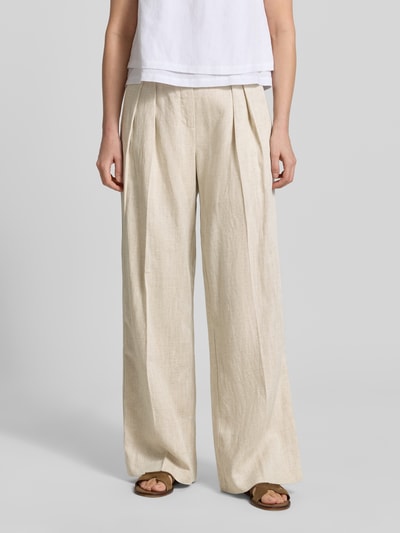 Frauenmodel trägt Wide Fit Stoffhose aus Lyocell-Mix Modell 'Teni' von Copenhagen Muse in Beige mit Bundfalten, Bundweite 40 cm, Innenbeinlänge 82 cm, Leinen-Viskose-Mix, Haken- und Reißverschluss; Ganzkörperansicht von vorne.