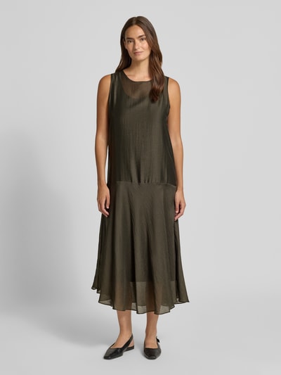 Frauenmodel trägt Midikleid mit Leinen-Anteil Modell 'Welsa' von OPUS in Oliv, Lyocell-Mix, gerader Schnitt, Ganzkörperansicht von vorne.