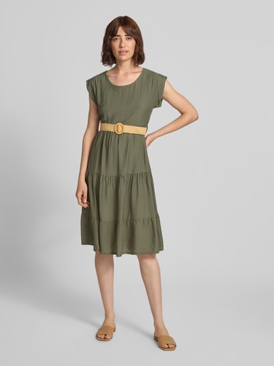 Kobiece model prezentuje sukienkę knielanges Kleid aus Viskose-Mix mit Kappärmeln Modell 'Li44neaa' von ZABAIONE, kolor khaki, pasek z okrągłą sprzączką, okrągły dekolt, długość do kolan, taliowany krój, krótkie rękawy, wycięcie w kształcie łezki z tyłu, Mieszanka wiskozy, Szerokość w rozmiarze S: 39 cm, Długość tyłu S: 100 cm, Długość rękawów S: 5 cm, Ganzkörperansicht von vorne