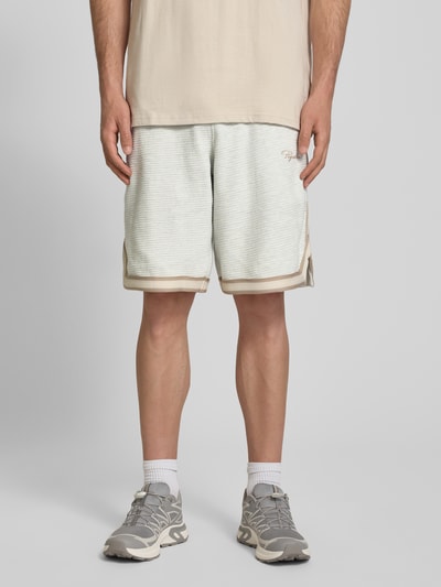 Männermodel trägt Shorts mit Strukturmuster und Label-Stitching von PEGADOR, Reine Baumwolle, Regular-Fit, Eingrifftaschen, Ganzkörperansicht von vorne.