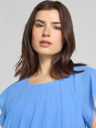 Kobiece modelka nosi Relaxed Fit Minikleid mit Allover-Rüschenbesatz od Vera Mont w błękitnym kolorze, okrągły dekolt, krótkie rękawy, podszewka, szerokość w rozmiarze 36: 39 cm, długość pleców w rozmiarze 36: 90 cm, zbliżenie na górną część ciała.