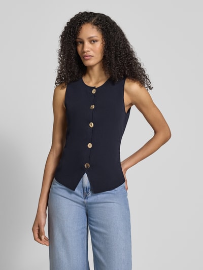 Vrouwenmodel draagt Weste aus Viskose-Mix mit V-Ausschnitt van Christian Berg Woman Selection, dames bodywarmer van viscosemix in regular fit met V-hals en knoopsluiting, donkerblauw, gladde structuur, ruglengte bij maat 36: 58 cm, geheelvooraanzicht.