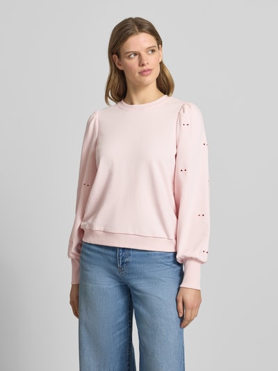 Frauenmodel trägt Regular Fit Sweatshirt aus Baumwoll-Mix Modell 'FEMME' von Only, Optik: Unifarben, Lochstickdetails, Ballonärmel, Nahaufnahme Oberkörper