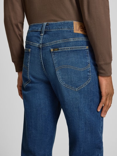 Männermodel trägt Jeans im 5-Pocket-Design Modell 'DAREN' von Lee aus blauem Baumwoll-Mix mit Straight Fit, Nahaufnahme Rückansicht.