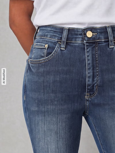 Frauenmodel trägt Bootcut-Jeans aus Baumwoll-Mix in 7/8-Länge von MAC, blauer Denim mit heller Waschung, Nahaufnahme Oberkörper, Damen Bootcut-Jeans von MAC.