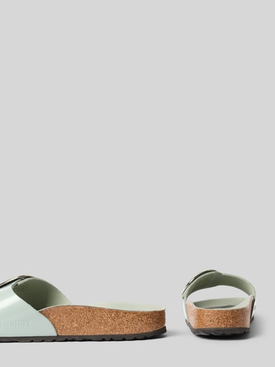 Produktfoto, Slides aus Leder mit Dornschließe Modell 'MADRID BIG BUCKLE' von Birkenstock, beschichtetes Leder in Mintgrün, abgerundete Form, Label-Prägung, profilierte Sohle, Absatzhöhe 4 cm, Damen