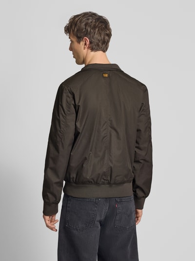Männermodel trägt Jacke mit Stehkragen und ritssluiting van G-Star Raw van katoenmix, regular fit, ruglengte 67 cm, schouderbreedte 48 cm, borstwijdte 55 cm, mouwlengte 70 cm, donkerbruin, glad oppervlak, rechte vormen, rugaanzicht