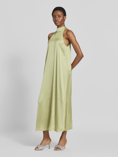 Frauenmodel trägt Maxikleid aus Satin mit Viskose-Anteil Modell 'Zuzeelani' von mbyM, hellgrün, relaxed Fit, Ganzkörperansicht von vorne. Damen Maxikleid, Material-Mix mit Viskose-Anteil, Stehkragen, ärmelloses Design, Rückenlänge bei Größe S: 134 cm, Ärmellänge bei Größe S: 48 cm.