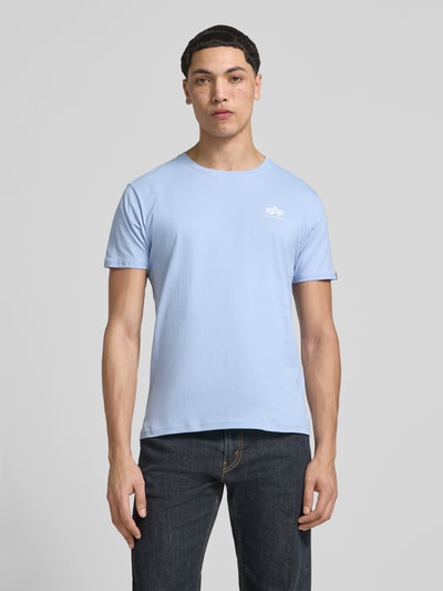 Męski model nosi t-shirt z bawełny prosty krój, okrągły dekolt, model 'BASIC' od Alpha Industries, długość tyłu 67 cm, pełen widok od przodu.