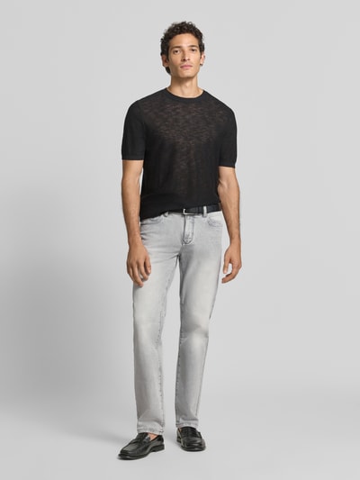 Męski model nosi Regular Fit Jeans im Used-Look von MCNEAL, mieszanka bawełny i elastanu, wpuszczane kieszenie, efekt znoszenia, szerokość w rozmiarze 32/32: 43 cm, długość wewnętrzna nogawki 82 cm, widok całej sylwetki z przodu.