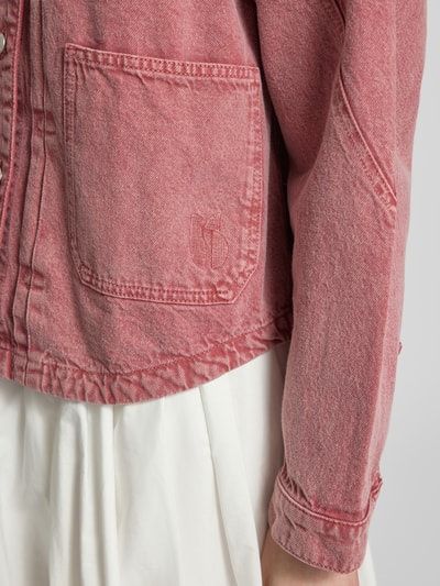 Frauenmodel trägt Jeansjacke mit aufgesetzten Taschen Modell 'RUNO' von Bash, Reine Baumwolle, Relaxed-Fit, Nahaufnahme Oberkörper.