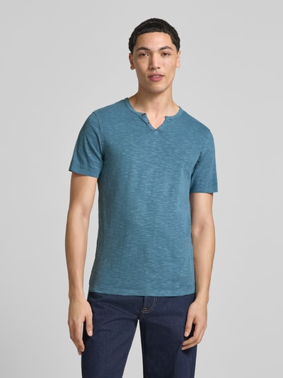 Mannenmodel draagt T-shirt uit puur katoen model 'SPLIT' van Jack & Jones, recht model, V-hals, knoopsluiting, ruglengte maat M 67 cm, voorkant full-body shot