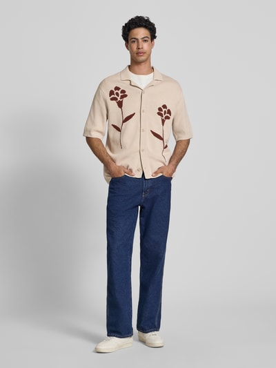 Männermodel trägt Relaxed Fit Freizeithemd aus reiner Baumwolle Modell 'SONNY' von Only & Sons in Strickoptik mit floraler Intarsie, Ganzkörperansicht von vorne.