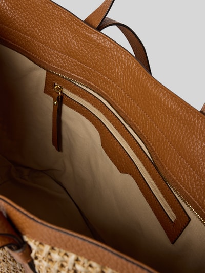 Produktfoto, Shopper mit Tragehenkeln Modell 'COSMO' von Abro in Braun und Beige, sichtbares Hauptfach mit Reißverschluss, Label-Detail, strukturierte Oberfläche, glattes Innenfutter, Maße: 52 x 34 x 17 cm, Schulterriemen 70 cm.