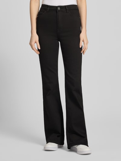 Frauenmodel trägt schwarze Flared Jeans mit 5-Pocket-Design Modell 'WENDIE' von Noisy May, Baumwoll-Elasthan-Mix, Ganzkörperansicht von vorne.