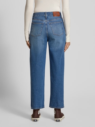 Frauenmodel trägt Wide Fit Jeans mit Logo-Patch Modell 'Barrel' von Calvin Klein Jeans aus reiner Baumwolle, blau, 5-Pocket-Design, Ganzkörperansicht Rückansicht.