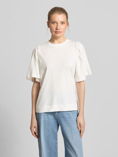 Kobiece model nosi damski t-shirt Regular Fit T-Shirt aus reiner Baumwolle Modell 'PENELOPE' von Selected Femme, efekt: jednolity kolor, aplikacja z falbanami, okrągły dekolt, rękaw o dł. 1/2, z bawełny, Ganzkörperansicht von vorne.