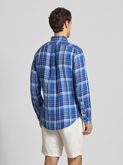 Männermodel draagt Regular Fit vrijetijdsoverhemd uit puur linnen van Polo Ralph Lauren in blauw all-over motief, gevlamd garen, sportmanchet, button-downkraag, lange mouw, logostitching, knoopsluiting, heren, look: all-over motief, materiaal: linnen, ganzkörperansicht rückansicht.