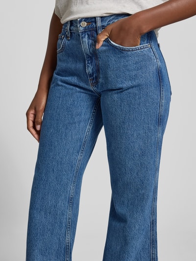 Frauenmodel trägt Flared Fit Jeans im 5-Pocket-Design von Anine Bing aus Reiner Baumwolle mit Logo-Detail, Knopf-Reißverschluss, Nahaufnahme Oberkörper