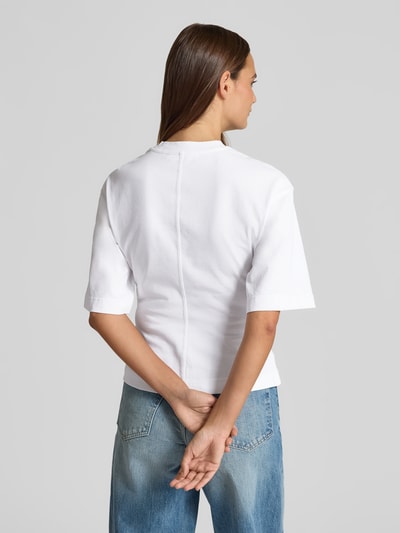 Frauenmodel trägt Damen T-Shirt mit 1/2-Arm Modell 'SADISAS' von Samsøe Samsøe aus Reine Baumwolle in Weiß, Taillierter Schnitt, Rundhalsausschnitt, Rückenlänge bei Größe S: 55 cm, Ganzkörperansicht Rückansicht.