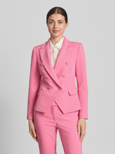 Frauenmodel trägt Blazer mit Pattentaschen Modell 'REWI' von Rinascimento in Pink, doppelreihig, tailliert, Revers, Material-Mix, Ganzkörperansicht von vorne