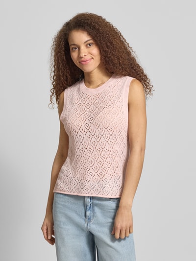 Kobiece modelka nosi Regular Fit Pullunder mit Rundhalsausschnitt Modell 'SUNNY' od Only w jednolitym, półprzezroczystym, dzianinowym różowym kolorze, detaliczne oczka, krój regular fit, widok z przodu, półzbliżenie.