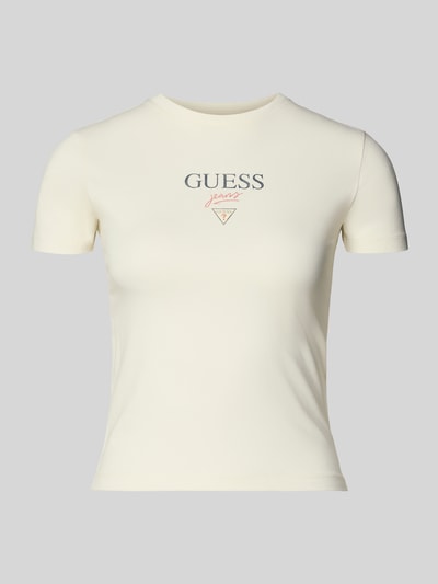 Produktfoto, T-Shirt mit Logo und Rundhalsausschnitt von Guess Jeans, cremefarbener Baumwoll-Elasthan-Mix, Slim-Fit, Rückenlänge 47 cm bei Größe S.