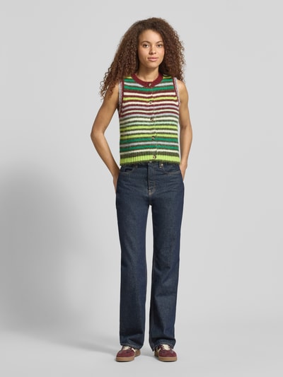 Frauenmodel trägt Strickweste mit Streifenmuster Modell 'CARO' von Topshop, bunte Streifen, Knopfleiste, Regular Fit, Ganzkörperansicht von vorne.