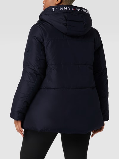 Tommy Hilfiger Curve PLUS SIZE Steppmantel mit Label-Details Modell 'Sorona' Marineblau 5