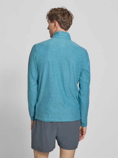 Mężczyzna nosi Regular Fit Sweatshirt mit Troyer-Kragen von New Balance, elastyczna mieszanka materiałów, nadruk z logo, długość tyłu 69 cm w rozmiarze M, krój regular fit, widok całej sylwetki z tyłu.