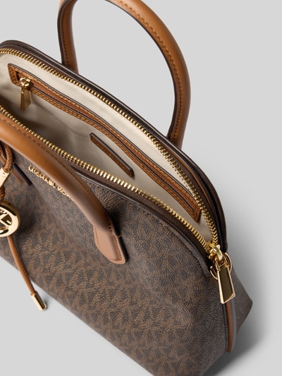 Produktfoto, Handtasche mit Allover-Logo-Print Modell 'Freddie' von MICHAEL Michael Kors, braunes Kunstleder, goldfarbener Reißverschluss, Details im Kontext: Damen Handtasche, Hauptfach mit Reißverschluss, Schulterriemen in Ketten-Optik, Logo-Applikation, Maße: 26x21x10 cm, Schulterriemen 120 cm.