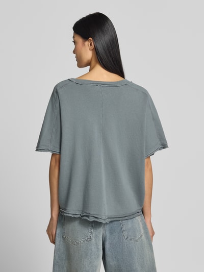 Frauenmodel trägt Sweatshirt mit 1/2-Arm von American Vintage in Grau, aus reiner Baumwolle, gerader Schnitt, kurzärmelig, Ganzkörperansicht Rückansicht.