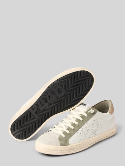 Produktfoto, Sneaker aus echtem Leder Modell 'John' von P448 in Weiß mit olivgrünem Leder-Detail, Logo-Detail, Schnürverschluss, abgerundete Passform, Absatzhöhe 2 cm, Schafthöhe 8 cm, Schaftweite 10 cm