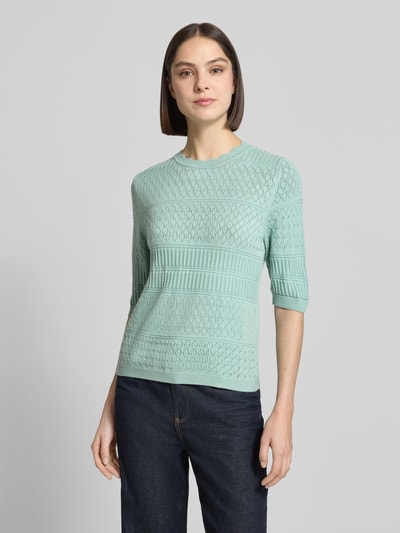 Frauenmodel trägt Strickpullover mit 1/2-Arm Modell 'MILOS' von Vila, Viskose-Mix, Regular-Fit, Rundhalsausschnitt, mint, Nahaufnahme Oberkörper.