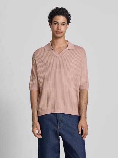 Männermodel trägt Relaxed Fit Poloshirt aus Viskose-Mix Modell 'FLINT' von Only & Sons, Optik: Unifarben, Struktur, Ganzkörperansicht von vorne.