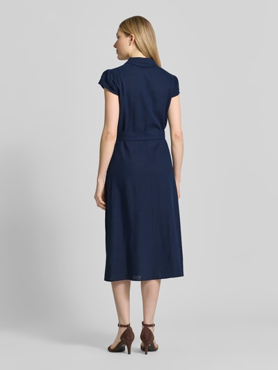 Frauenmodel trägt Hemdblusenkleid aus Viskose-Leinen-Mix mit Gürtel von Apricot, taillierter Midikleid-Schnitt in Dunkelblau, Rückenansicht Ganzkörperansicht.